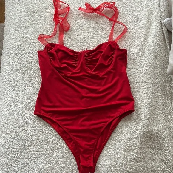 Princess Polly Bodysuit - Picture 1 of 2